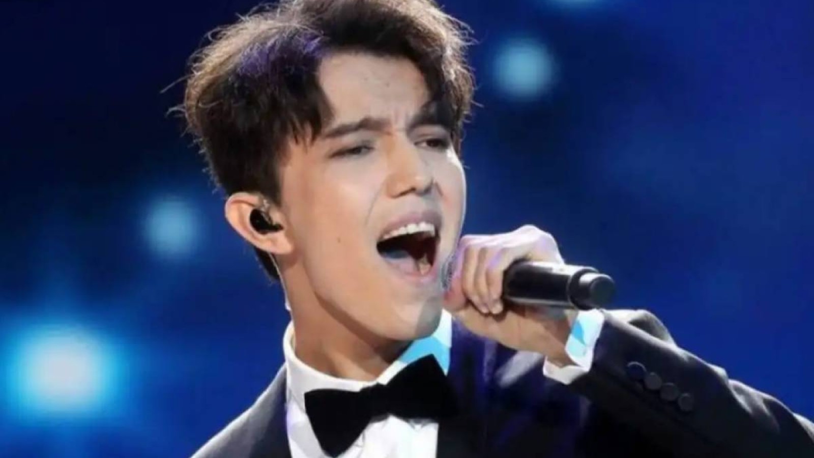 Димаш Құдайберген денсаулық саласына 500 мың доллар сыйлады.