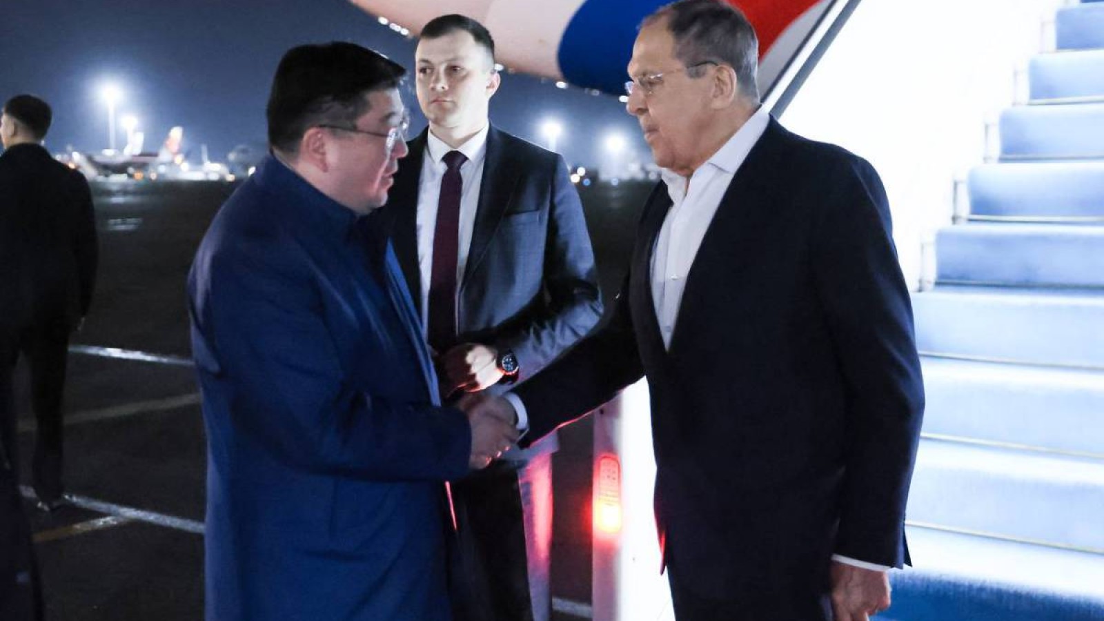 «Мен қазақпын, қырғыз ол – туысқаным»: Қырғызстан президенті ресми кездесуде өлең оқыды.