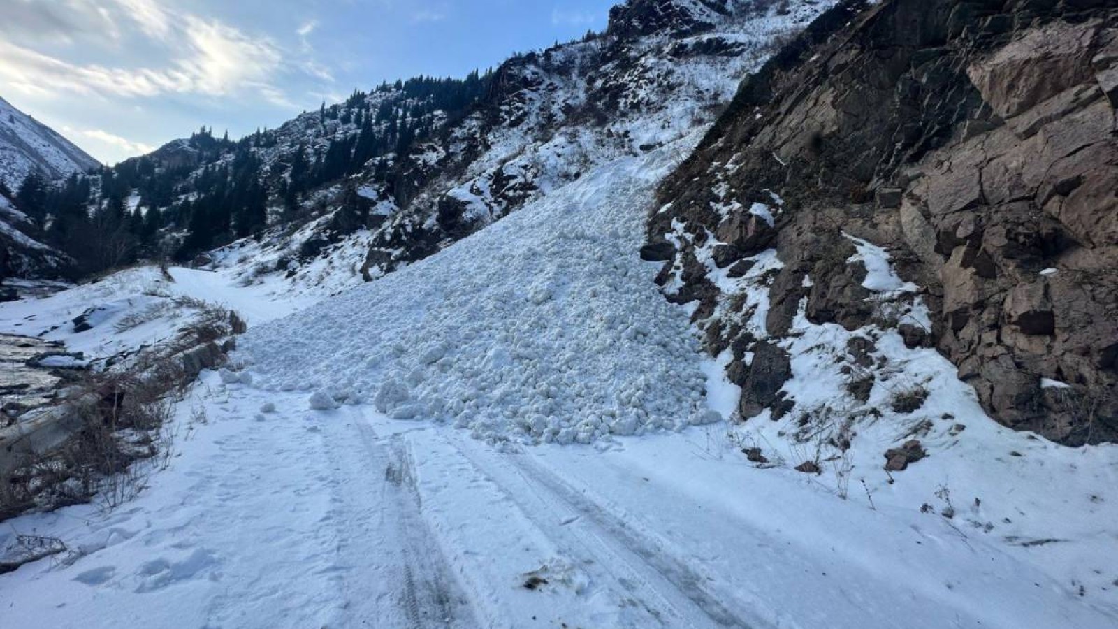 Талғар ауданында қар көшкіні жүрді. Зардап шеккендер бар.