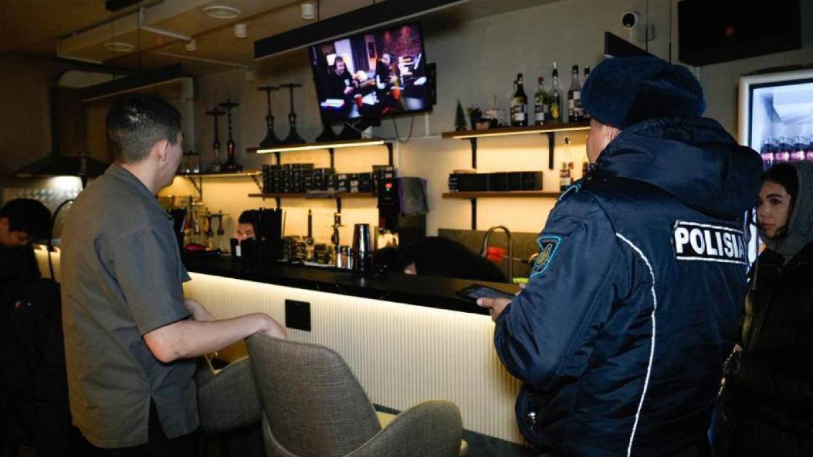 Астанада қоғамдық орындарда кальян шеккендер жазаланды.