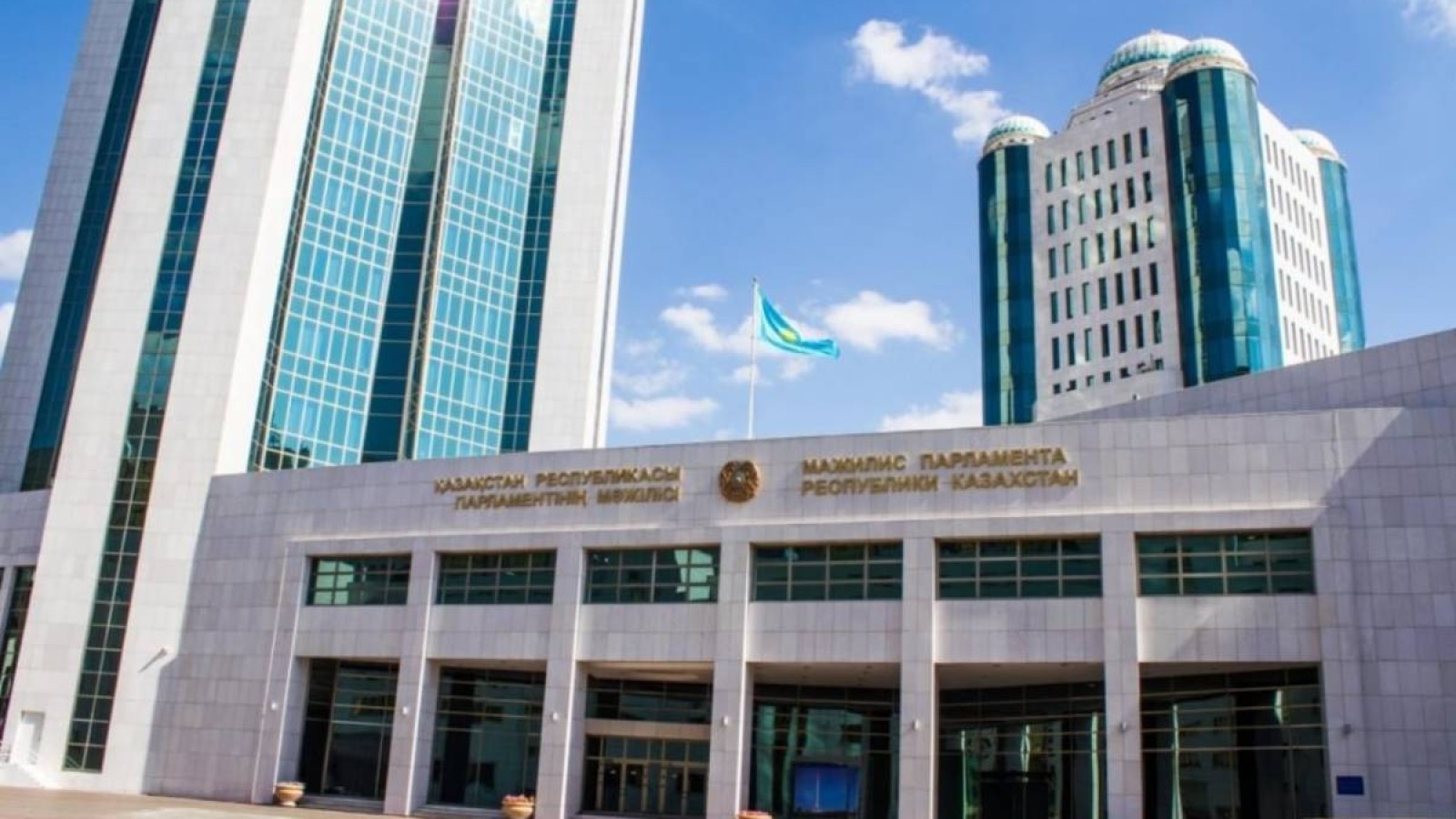 КӨП БАЛАЛЫ АНА ПАРЛАМЕНТ ДӘЛІЗІНЕ ТҮНЕМЕК.