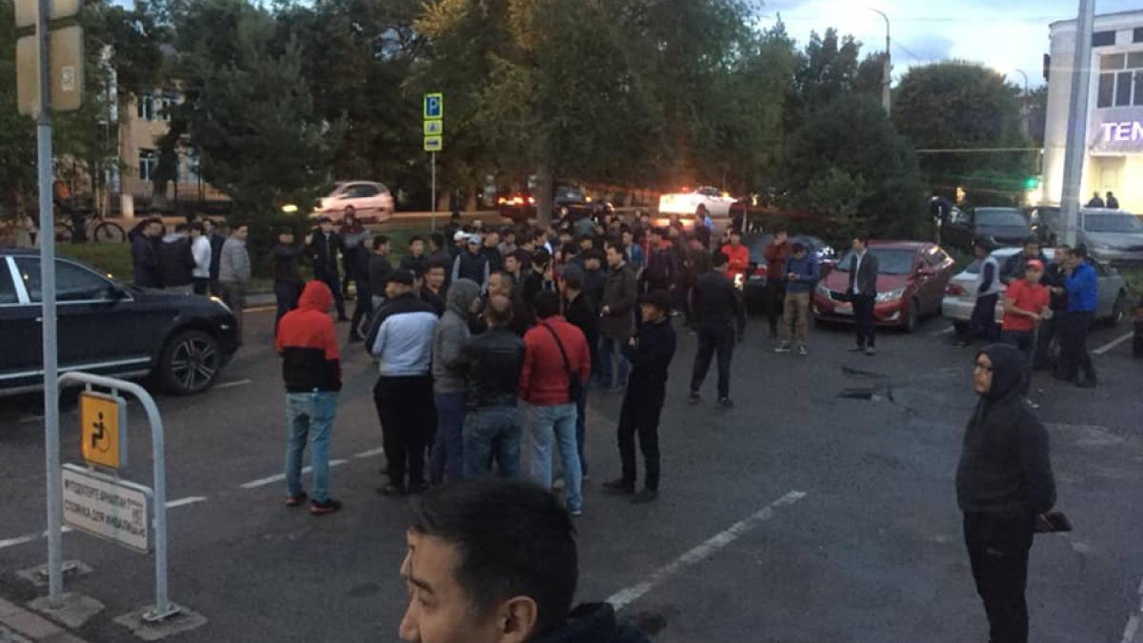 Ринат Зайытовты босатуды талап еткен топ полиция департаментіне жиналып жатыр.