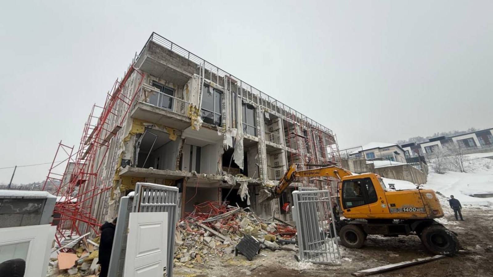 Алматыда үш қабатты заңсыз ғимаратты бұзу басталды.