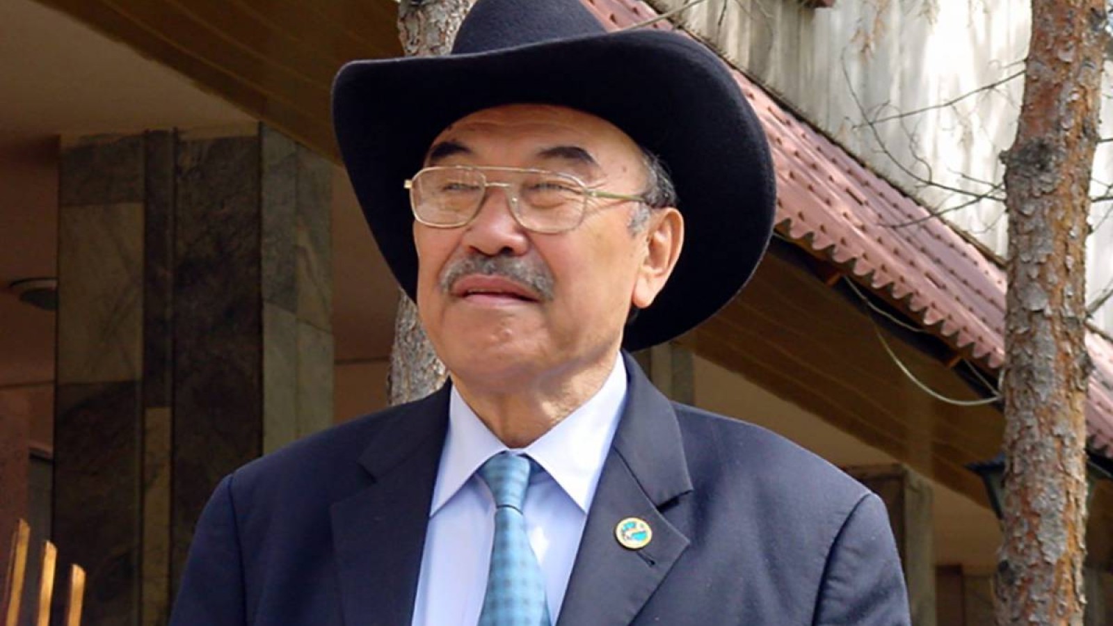 Шерхан Мұртаза шерін айтты.