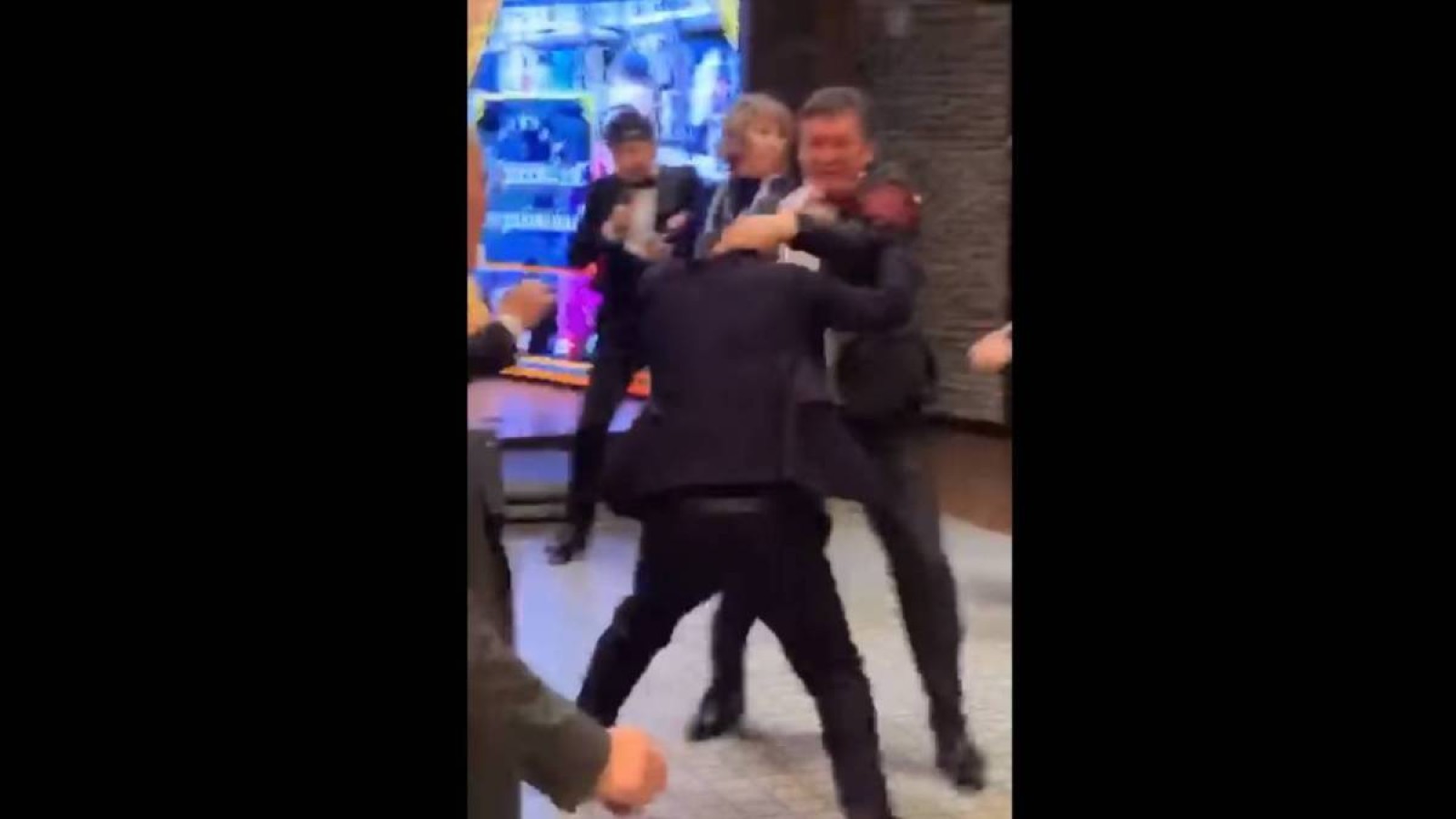 Қазақстандық әншілердің төбелесі видеоға түсіп қалды.