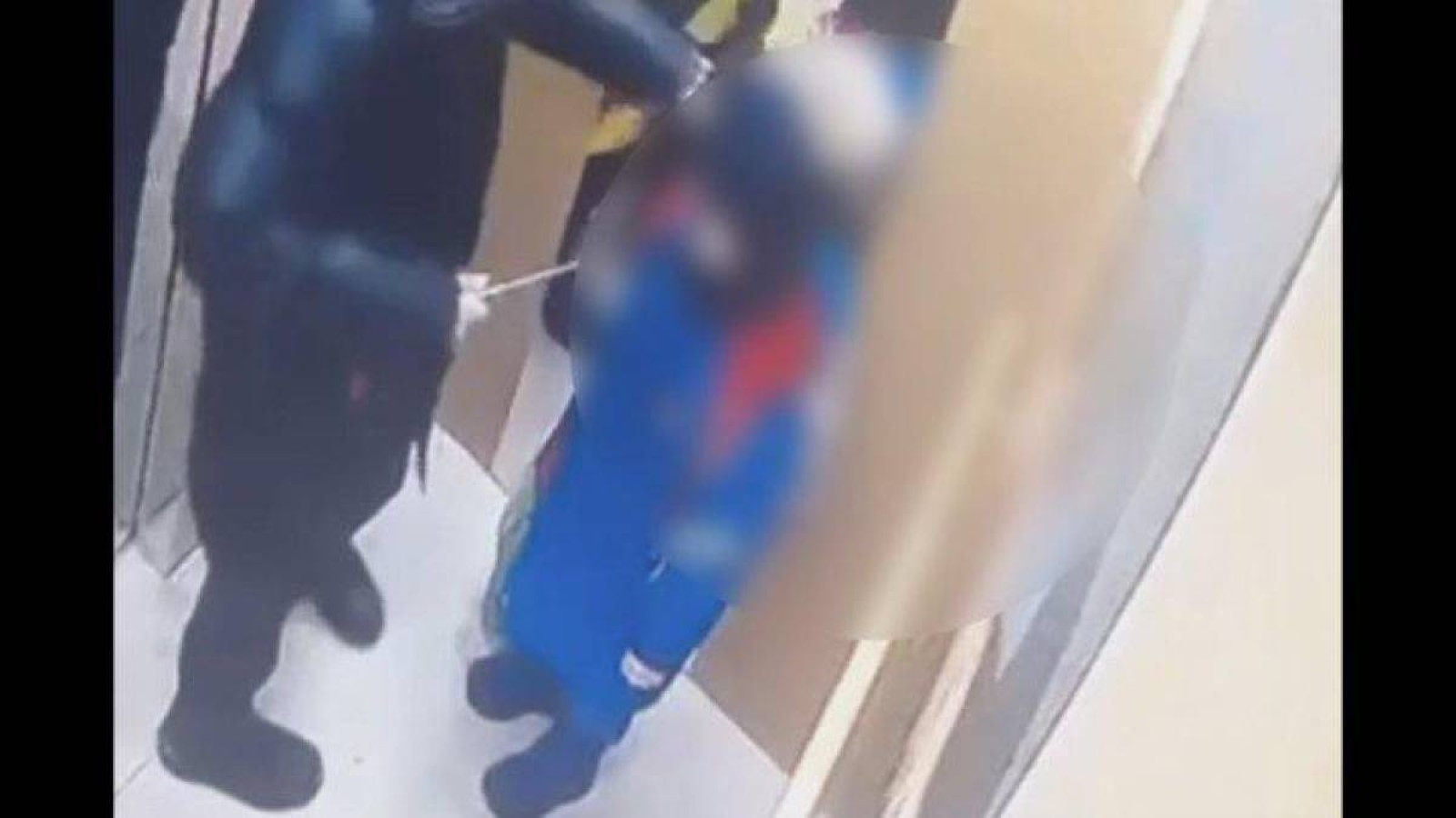 Лифтіде  балаға шабуыл жасаған жасөспірімді санитарлар соққыға жыққан.