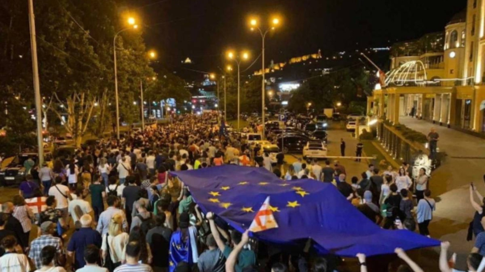 Грузия халқы үкіметтің отставкаға кетуін талап етті.