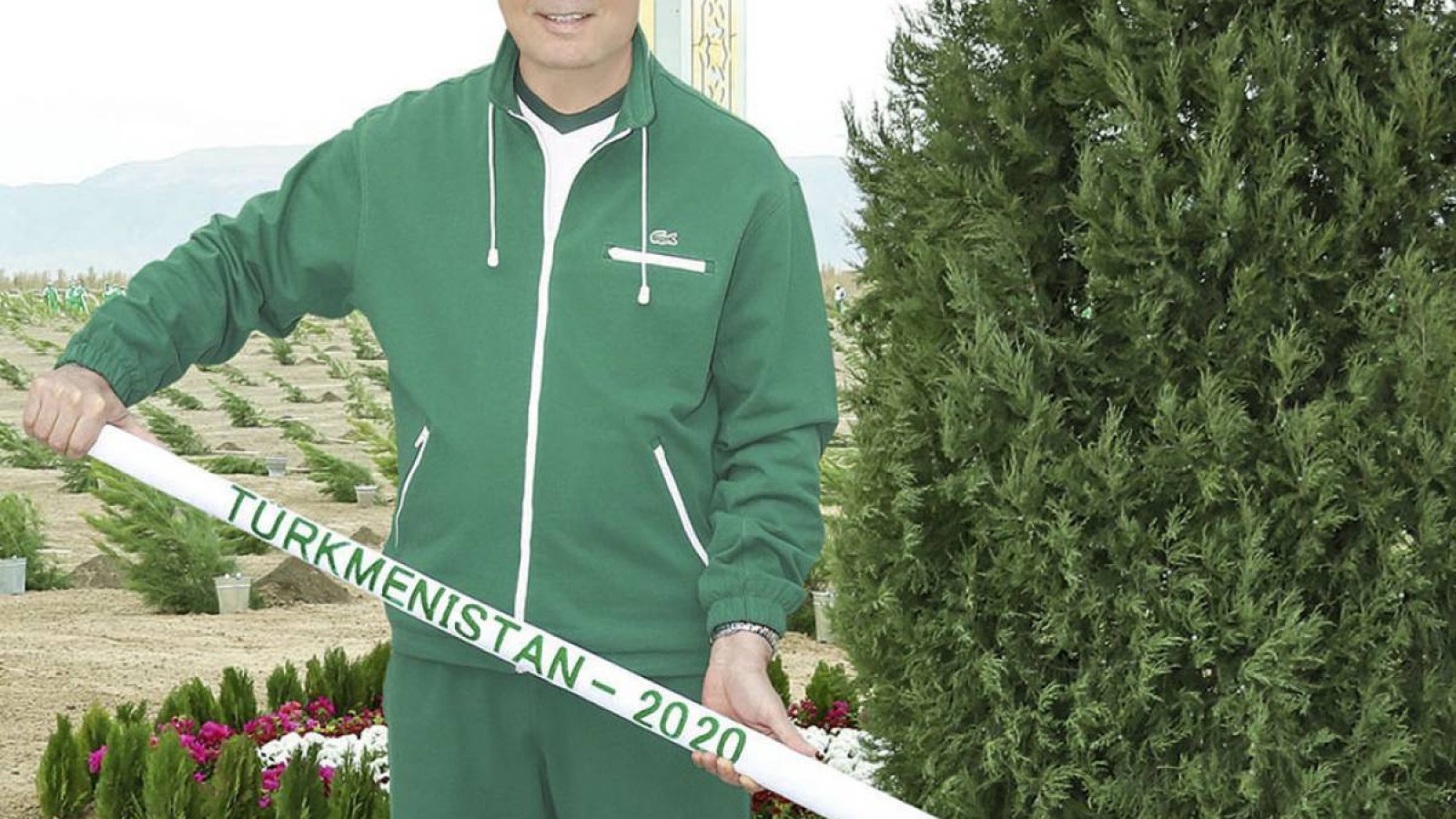 Түркіменбашы сенбілікке ақалтекемен келіп, ақ сапты күрекпен ағаш екті.