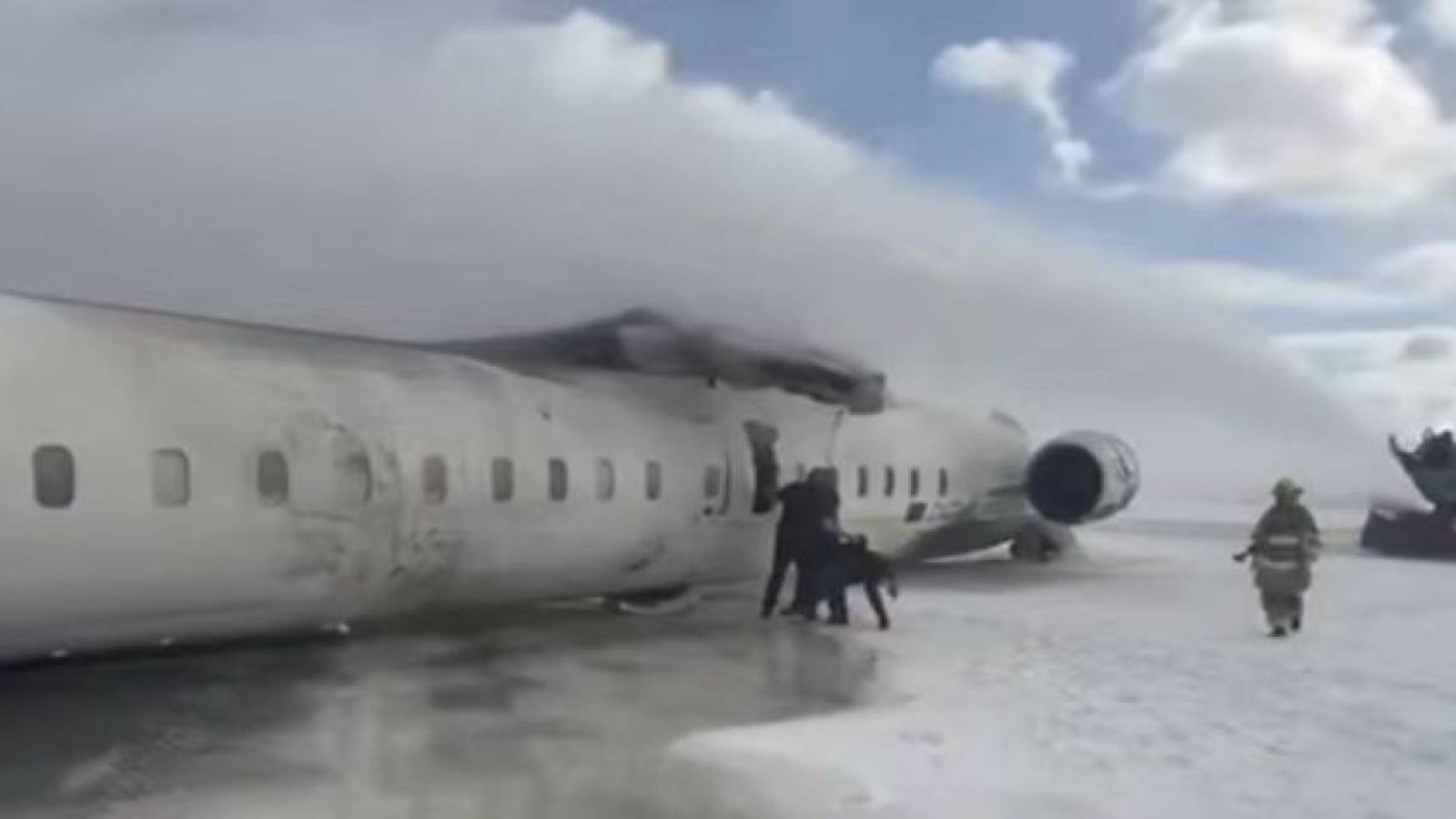 Канадада ұшақ қонар кезде аударылып қалды.