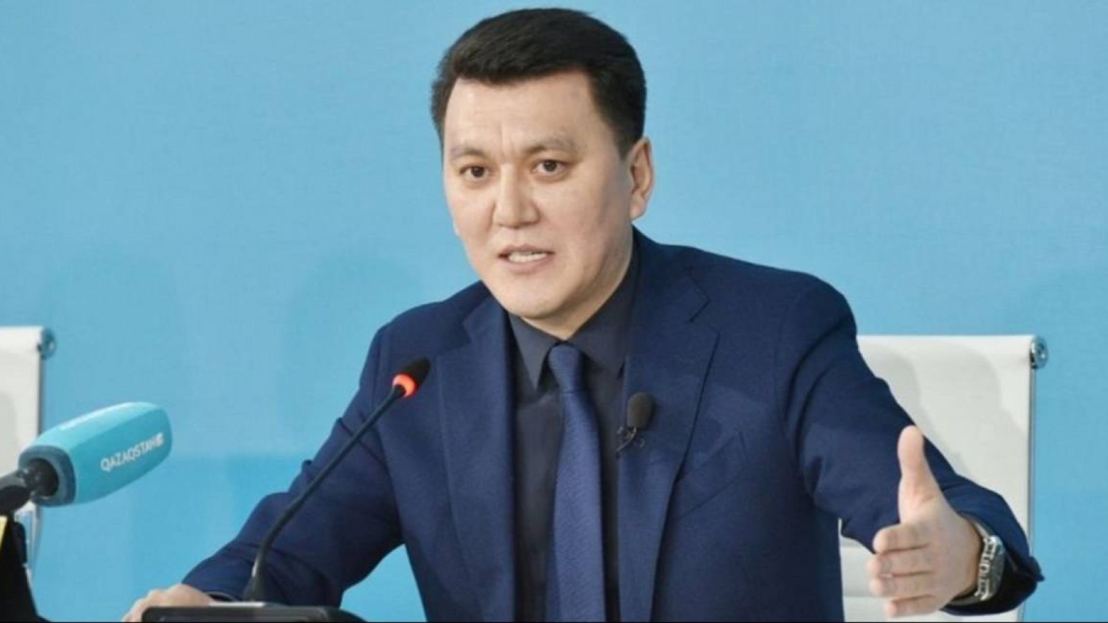 Тілді саясиландыруға еш жол берілмеу керек — Ерлан Қарин.