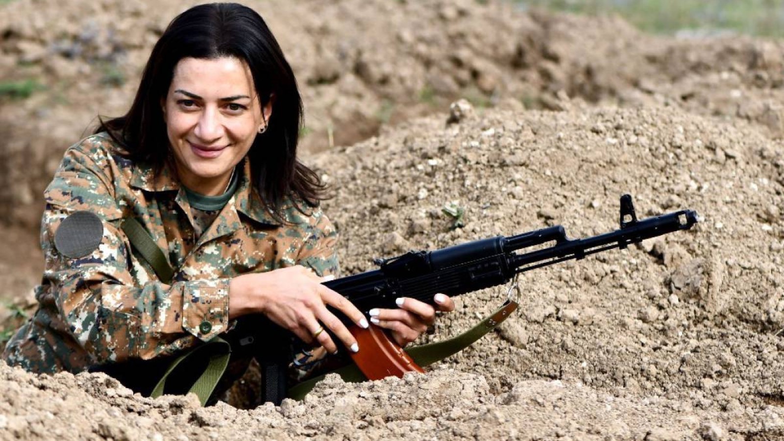 Пашинянның әйелі жасағымен Қарабақ соғысына қатысады.