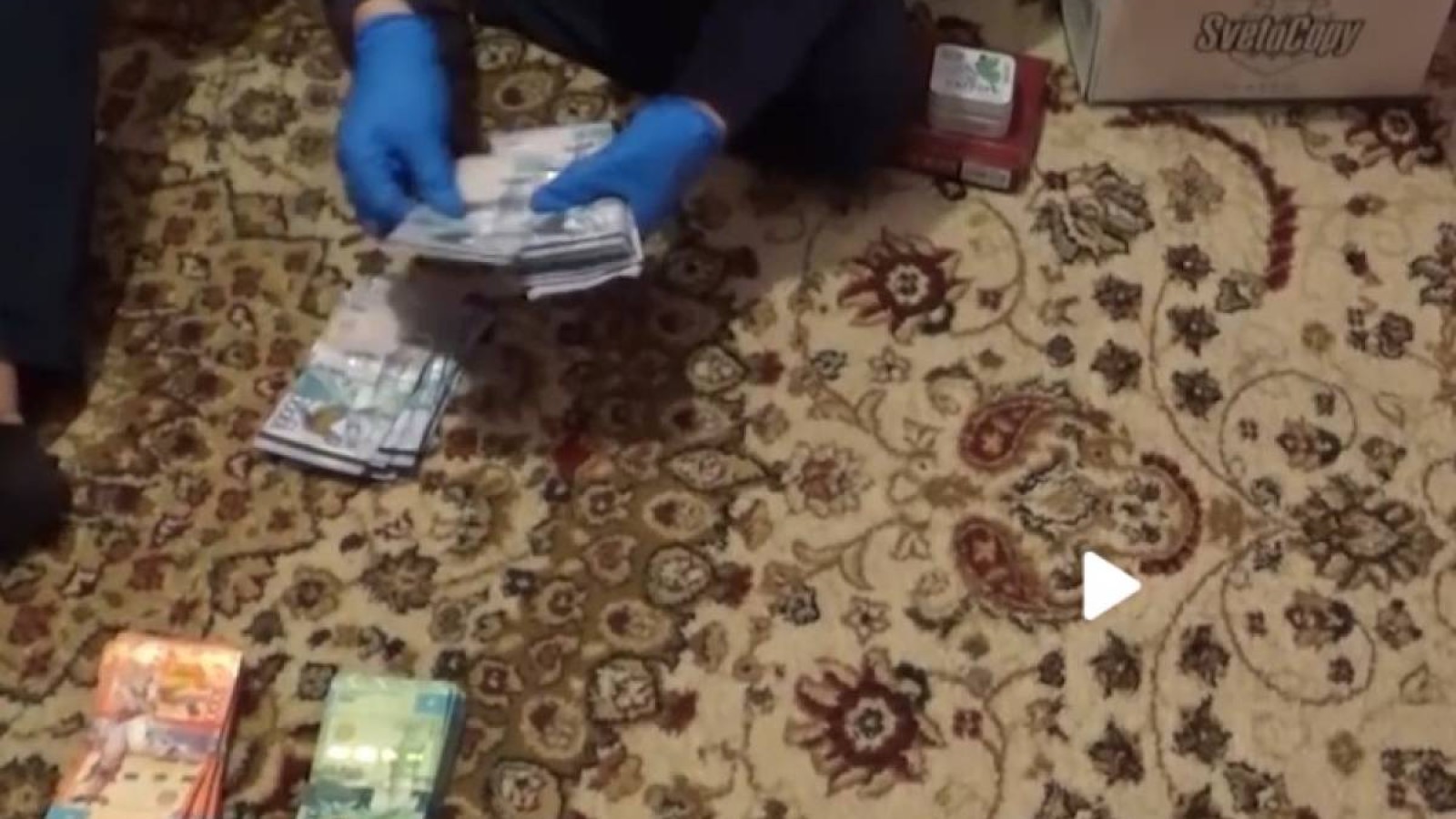 Шардарада білім бөлімінің қызметкерлері ақша жымқырды деген күдікке ілінді.