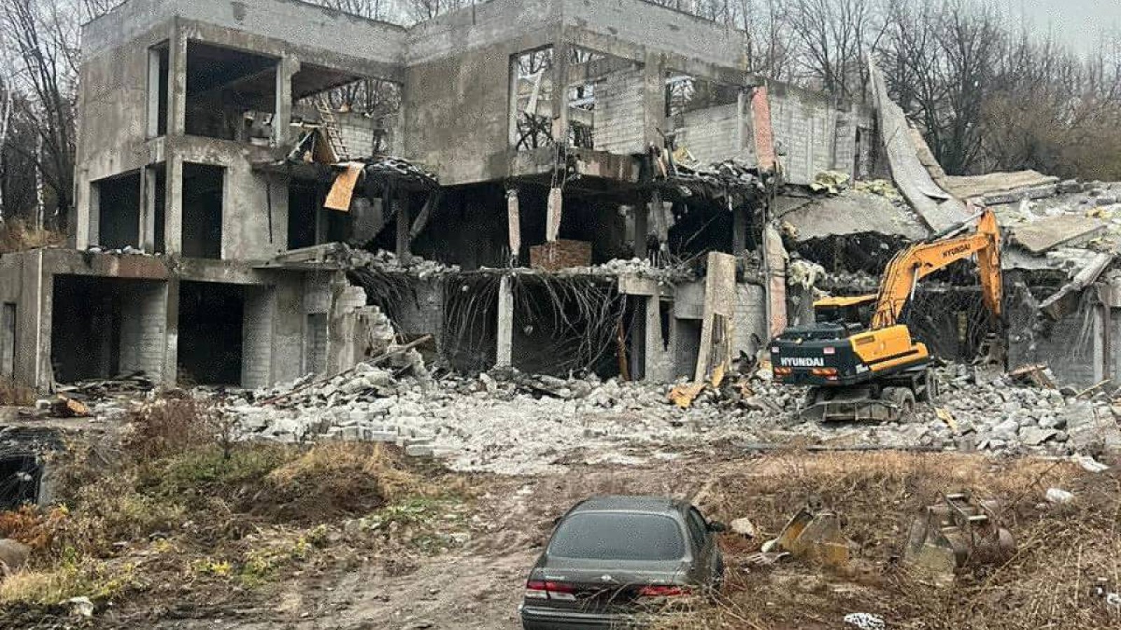 Алматының тау бөктеріне ірі нысан заңсыз салынған.