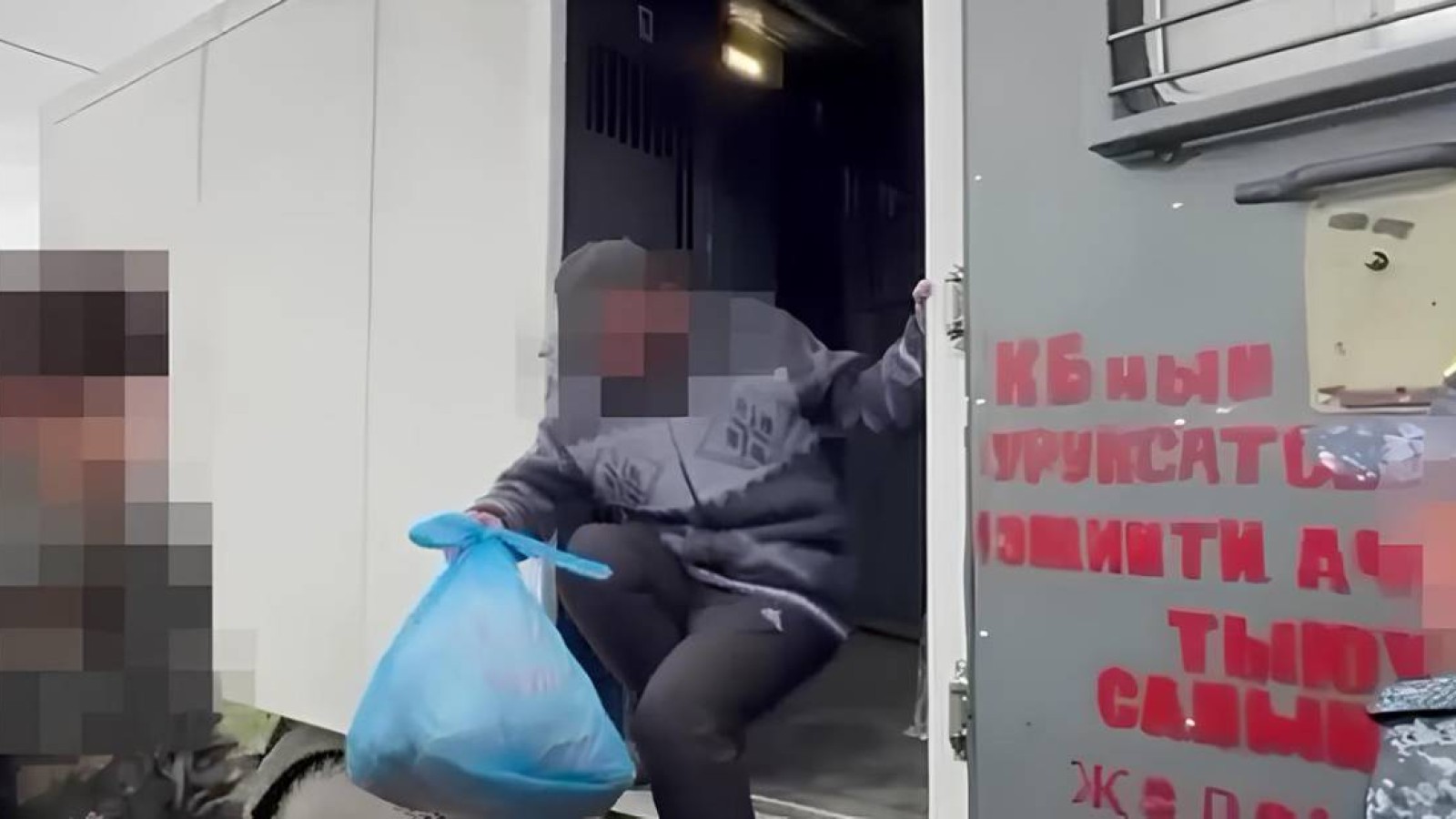 Аса ірі көлемде алаяқтық жасаған күдікті Қырғызстаннан экстрадицияланды.