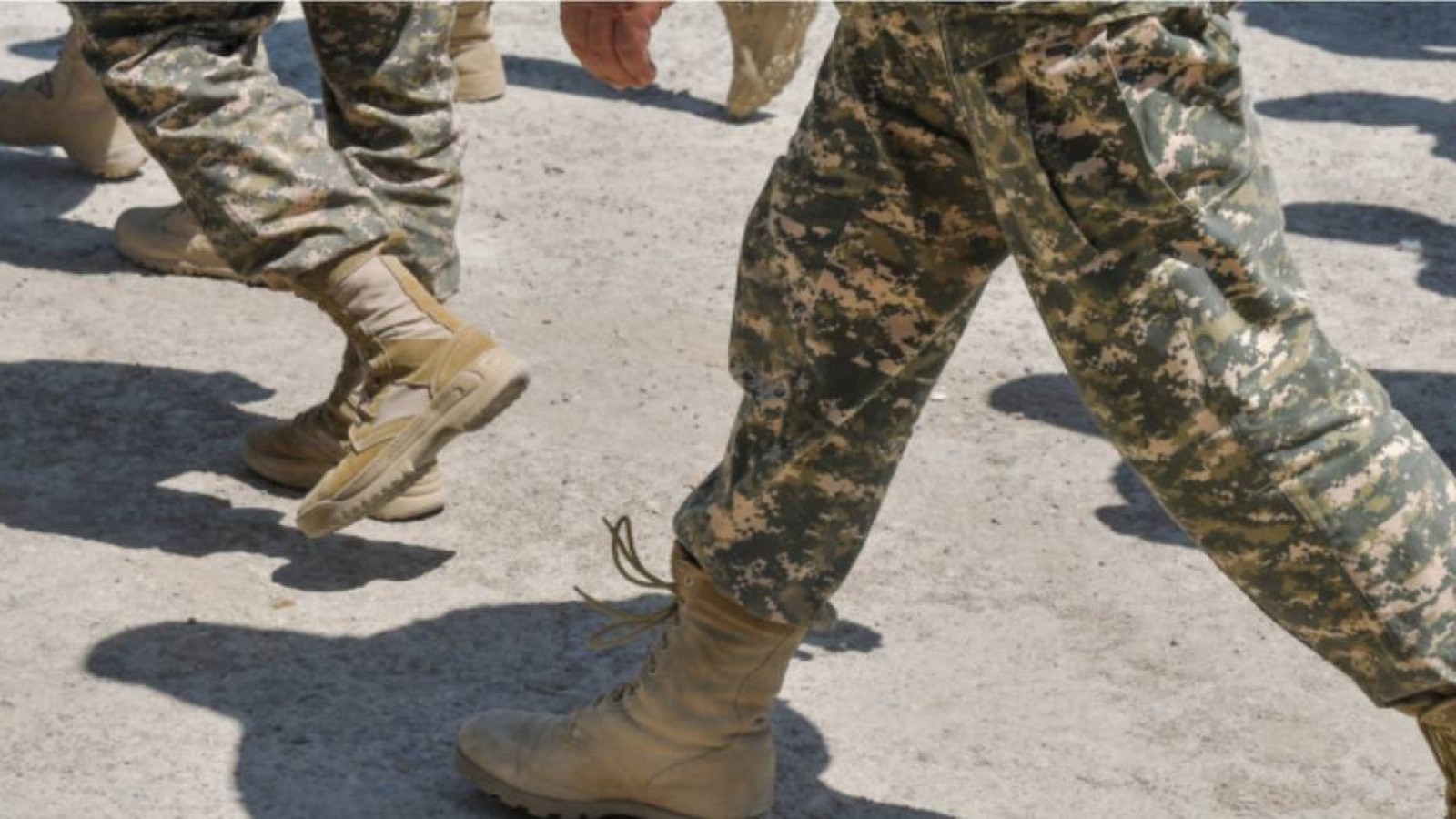 Қазақстандық ата-аналар ұлдарын көшеден әскерге алып кетуге наразы.