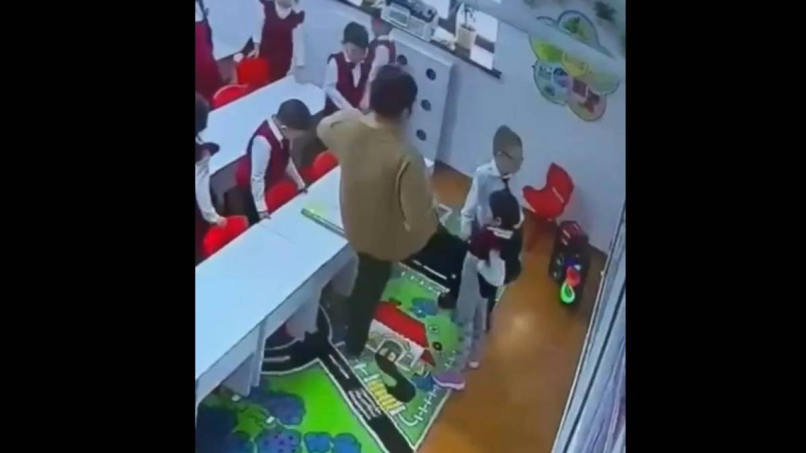 Атырауда балабақша тәрбиешісі балаға қатігездік көрсеткені үшін жұмыстан шығарылды.