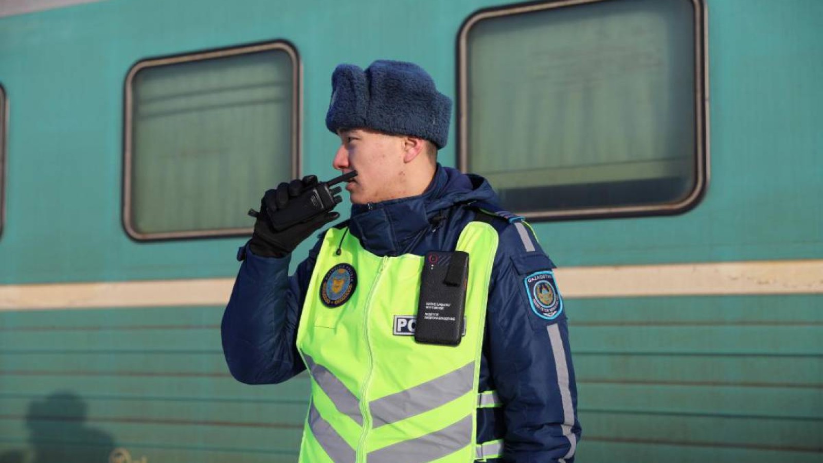 Мас жолаушы пойыз тамбурының әйнегін сындырып 300 мың теңге айыппұл арқалады.