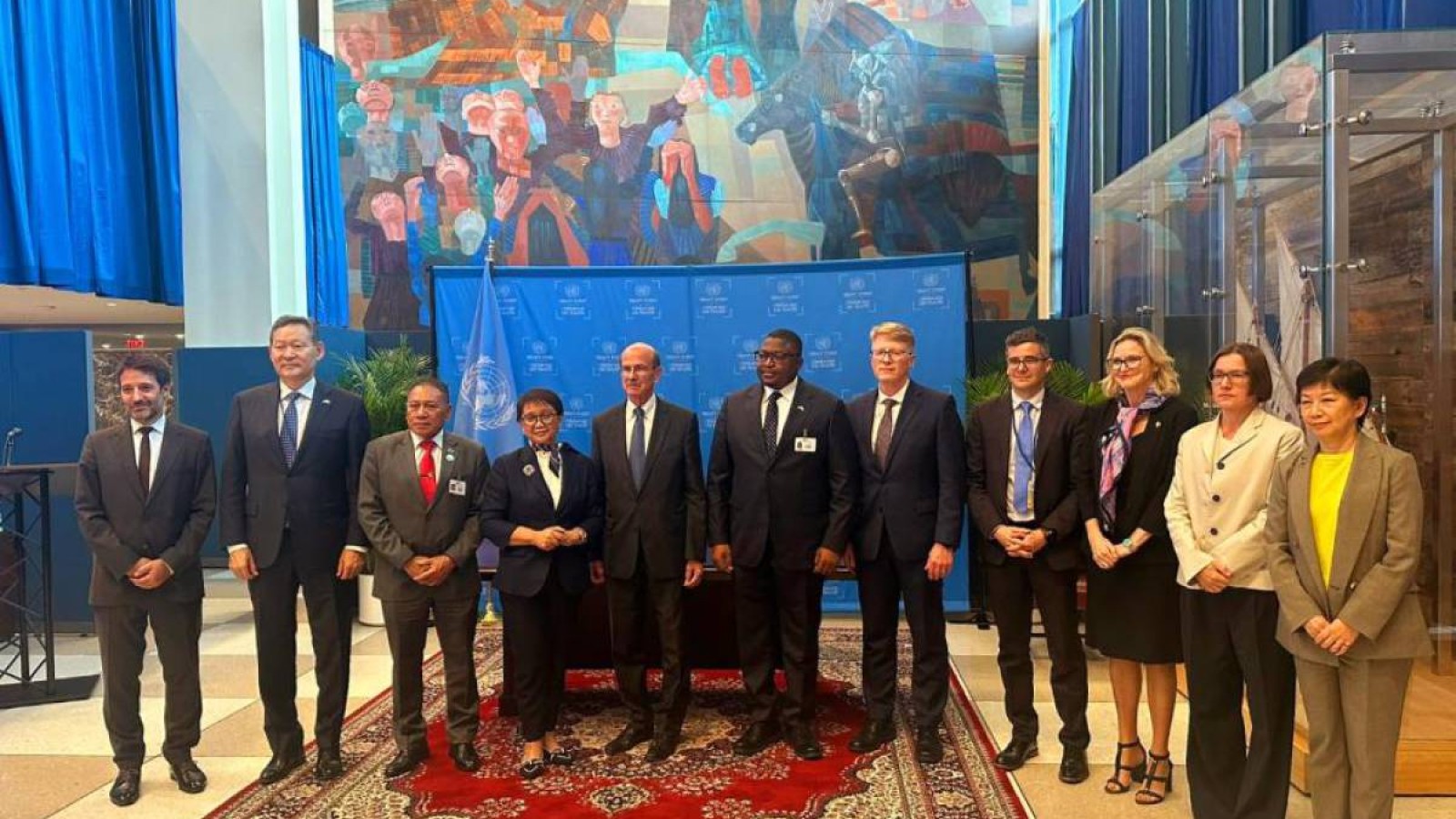 Қазақстан Ядролық қаруға тыйым салу туралы шартты ратификациялау рәсіміне қатысты.