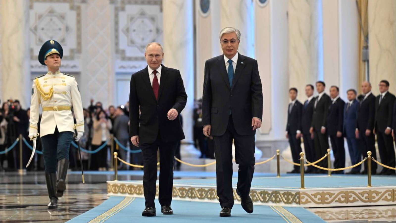 Тоқаев Путинге жағатын сөзді неге қайталады?.