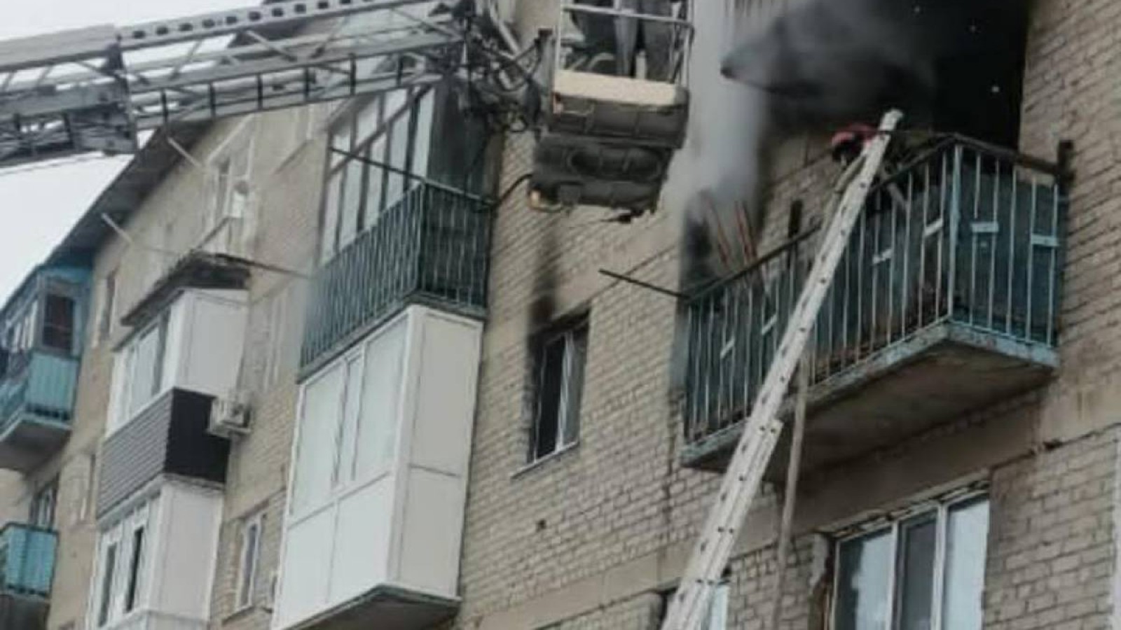 Екібастұзда өртенген үйден 6 адам құтқарылды.