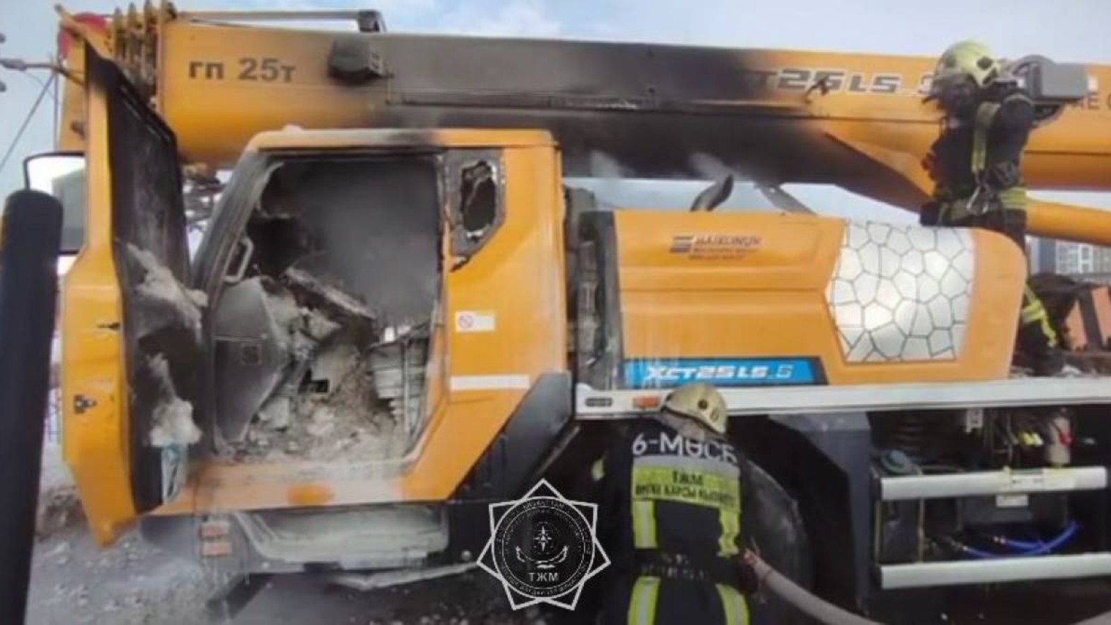 Астанада автокран өртенді.