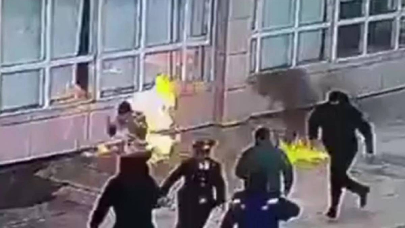 Маңғыстау облысы әкімдігі алдында өзін өртеген ер адам қайтыс болды.