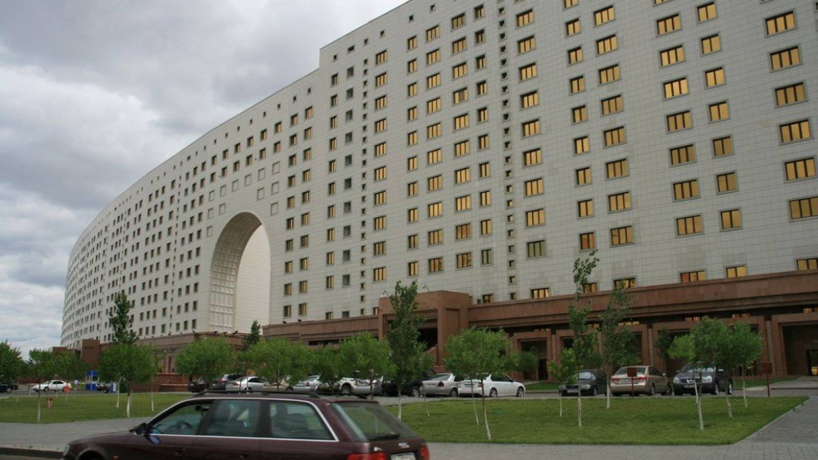 Екі министрліктің жауапты хатшылары қызметтерінен босатылды.