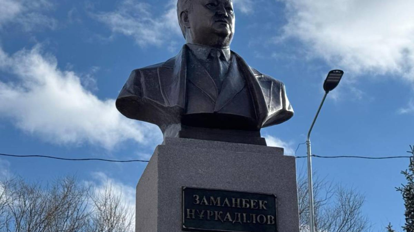 Кегенде Заманбек Нұрқаділовке арналған ескерткіш-бюст ашылды.