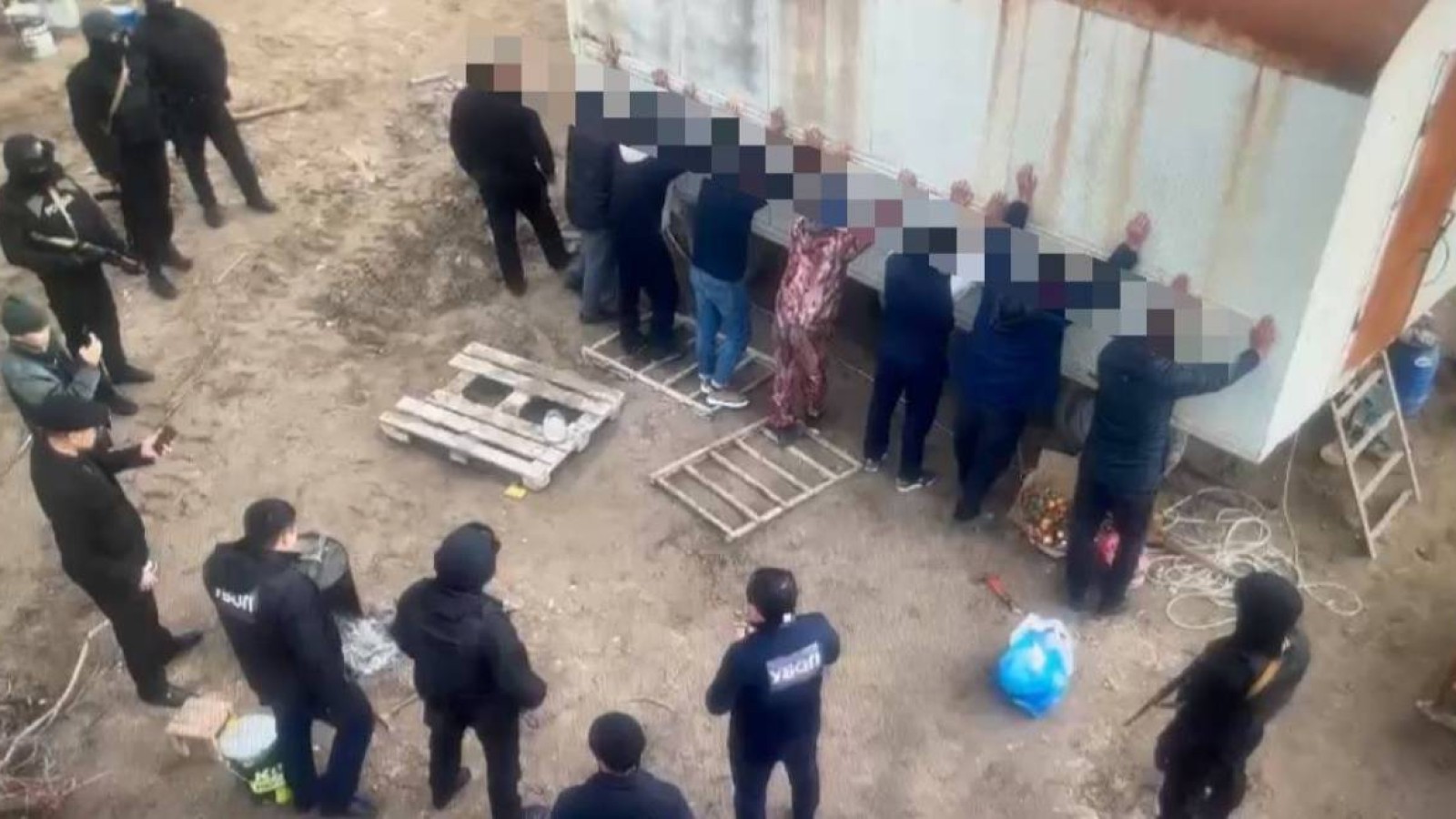 Түркістан облысында жер қойнауын заңсыз пайдаланған топ ұсталды.