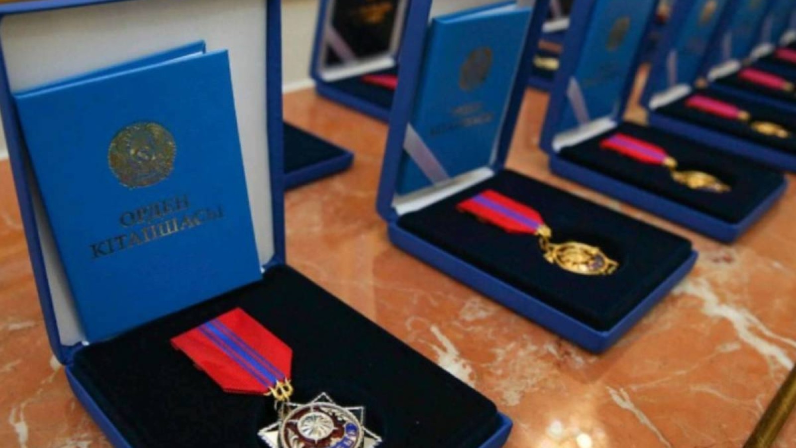 Тоқаев Жамбылдағы жарылыстан қаза болғандарды «Айбын» орденімен марапаттады.