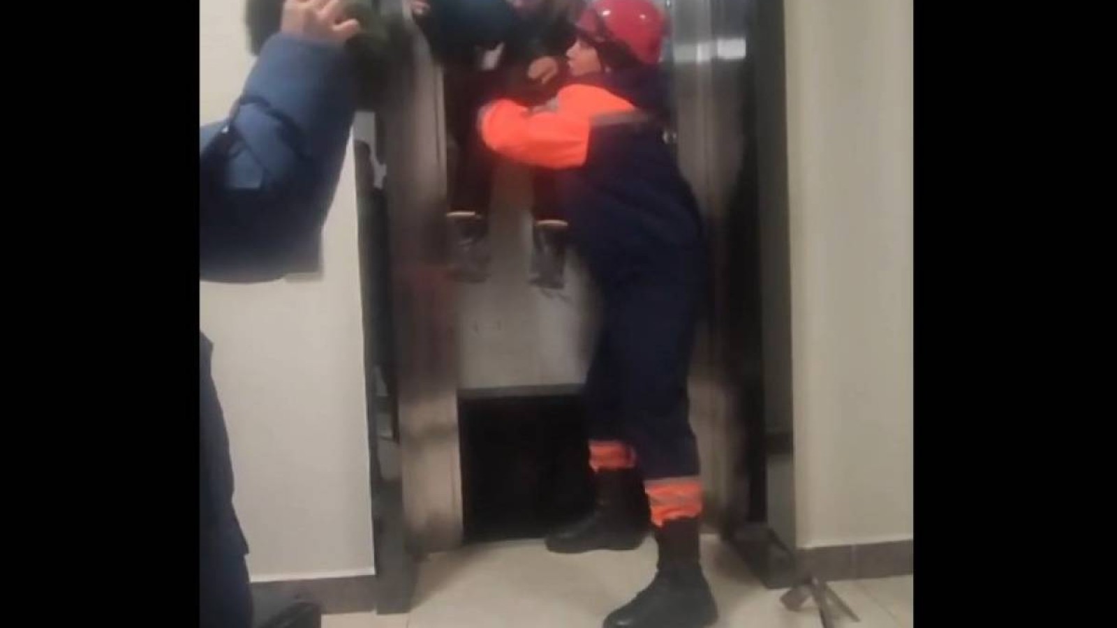 Астанада балалар лифтіде қалып қойды.