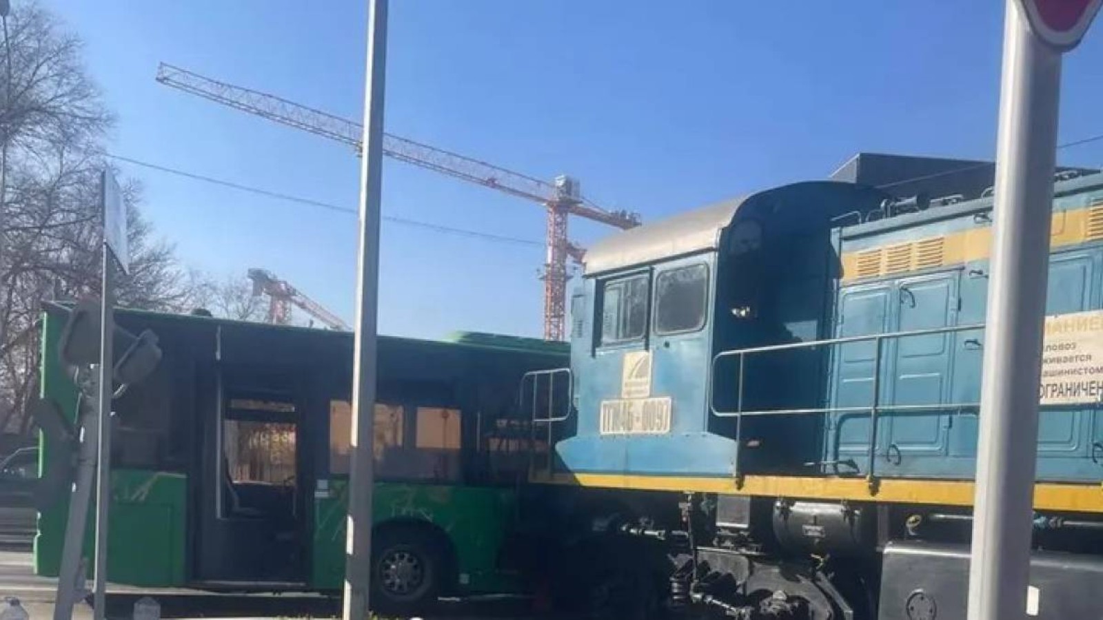 Алматыда автобус пен тепловоз соқтығысты.