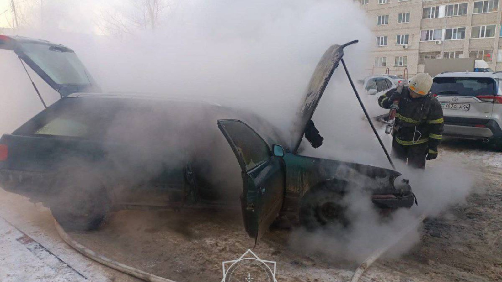 Павлодарда көшенің ортасында көлік өртеніп кетті.