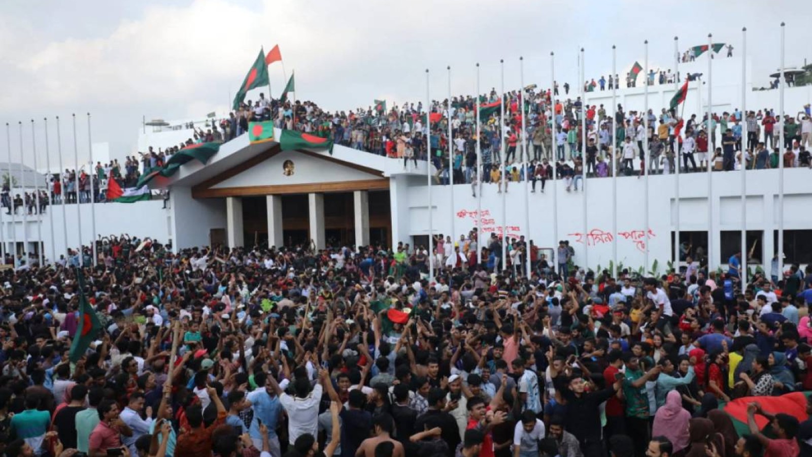 Бангладеш: Елден қашқан премьер-министр, құлатылған ескерткіш және студенттер.