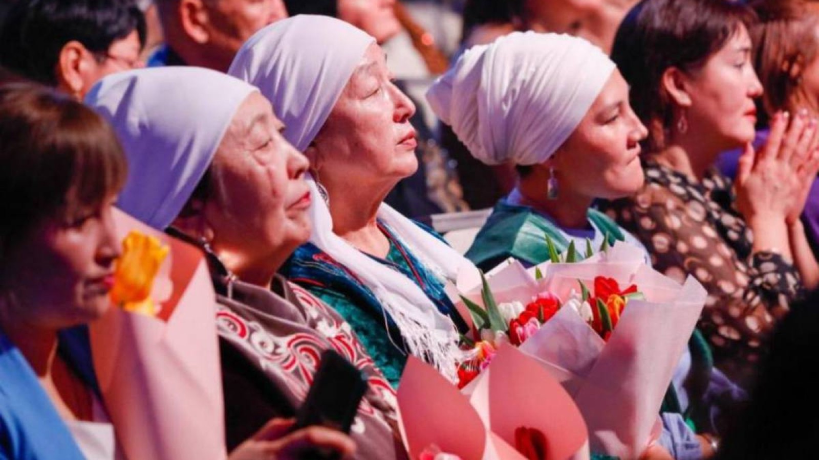 Қазақстандағы әйелдер ерлерге қарағанда 8 жыл ұзақ өмір сүреді.