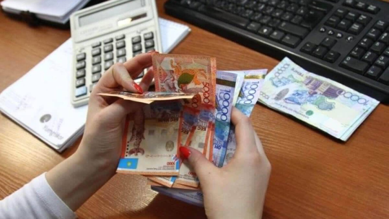 Маңғыстауда мектеп басшылығы ұстаздардан ақша жинап келген.