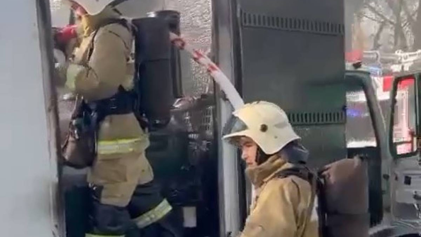 Алматыда көшенің ортасында жүк көлігі өртеніп кетті.