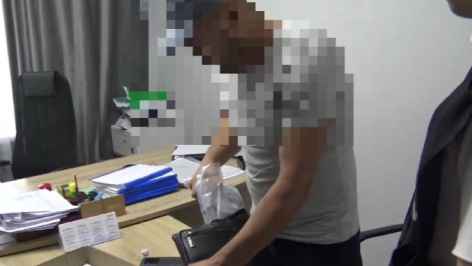 Бас инженер 9 млн теңге заңсыз сыйақы алу барысында ұсталды.