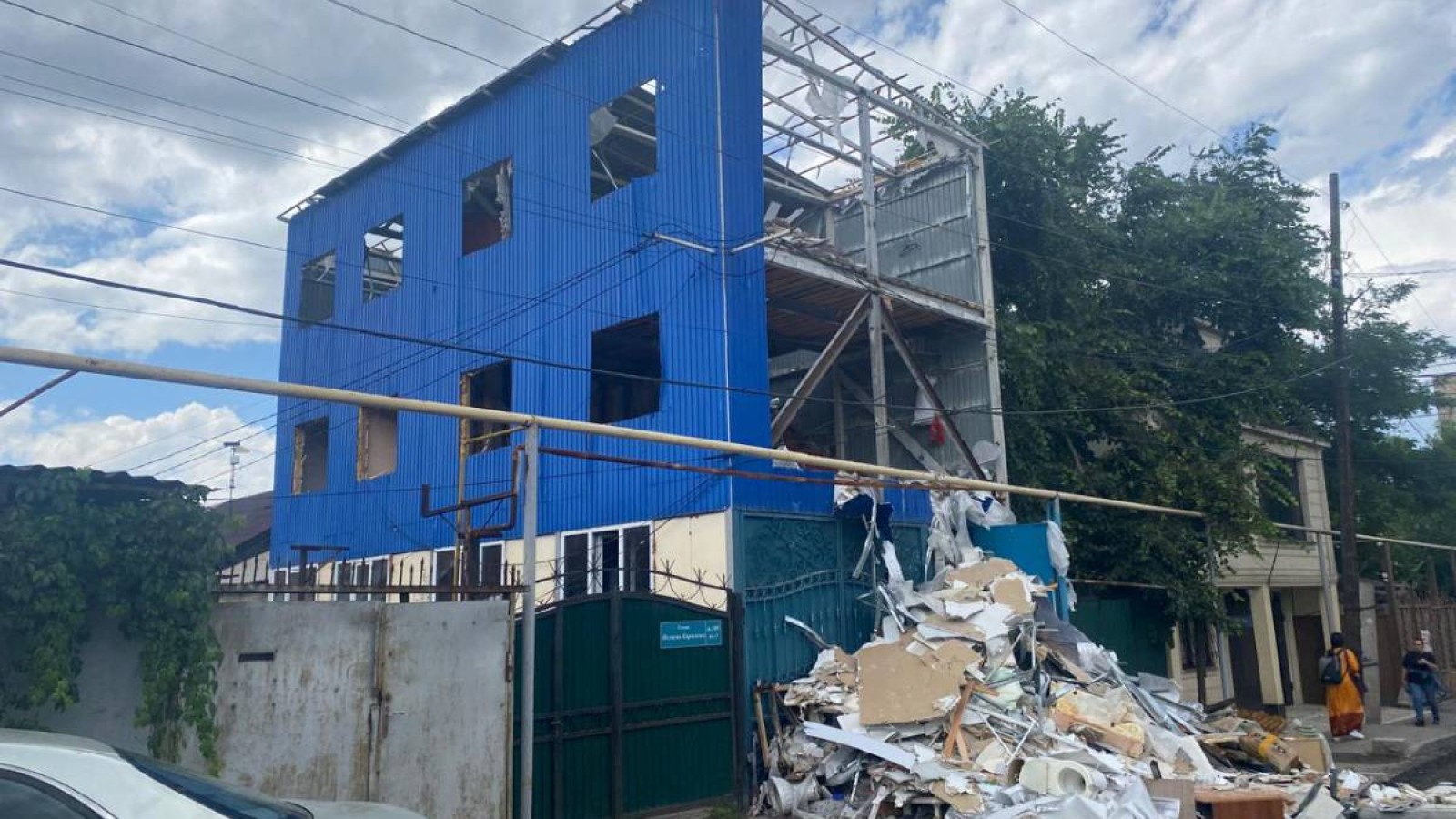 Алматыда соттың шешімімен үш қабатты ғимарат сүріле бастады.