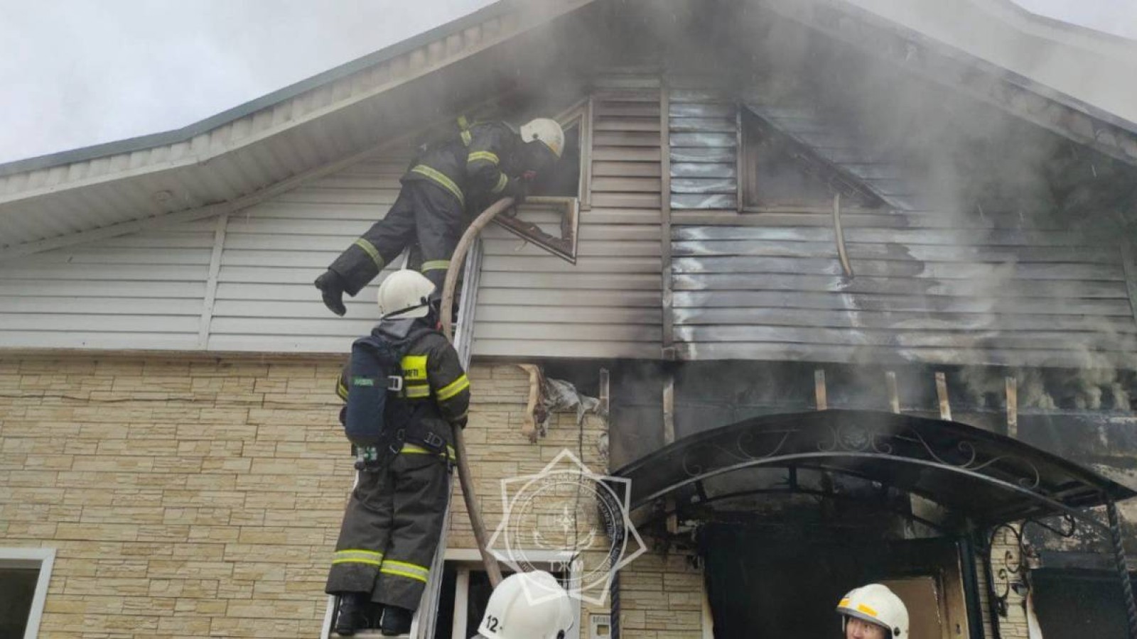 Павлодар облысында жанып жатқан үйден екі газ баллон шығарылды.