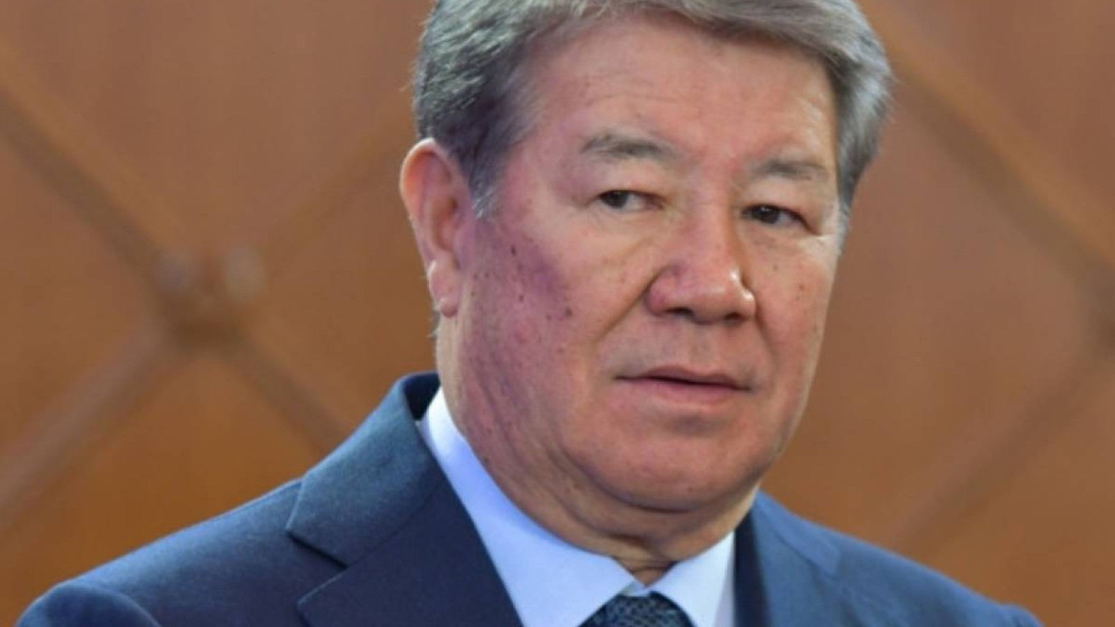 Назарбаев Есімовтің көмегіне жүгінеді.