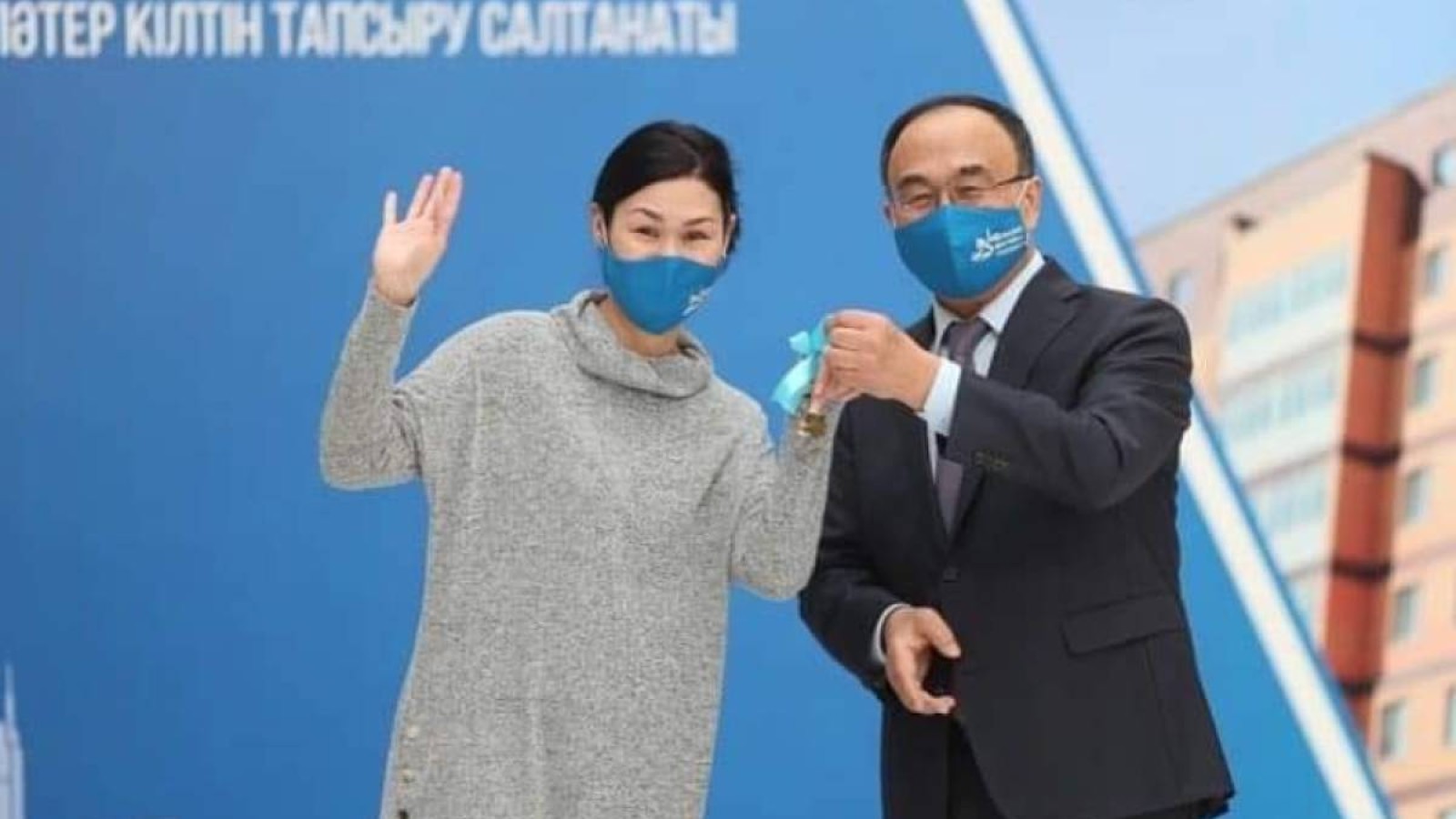 Университеттің 35 оқытушысы жаңа пәтердің кілтін алды.