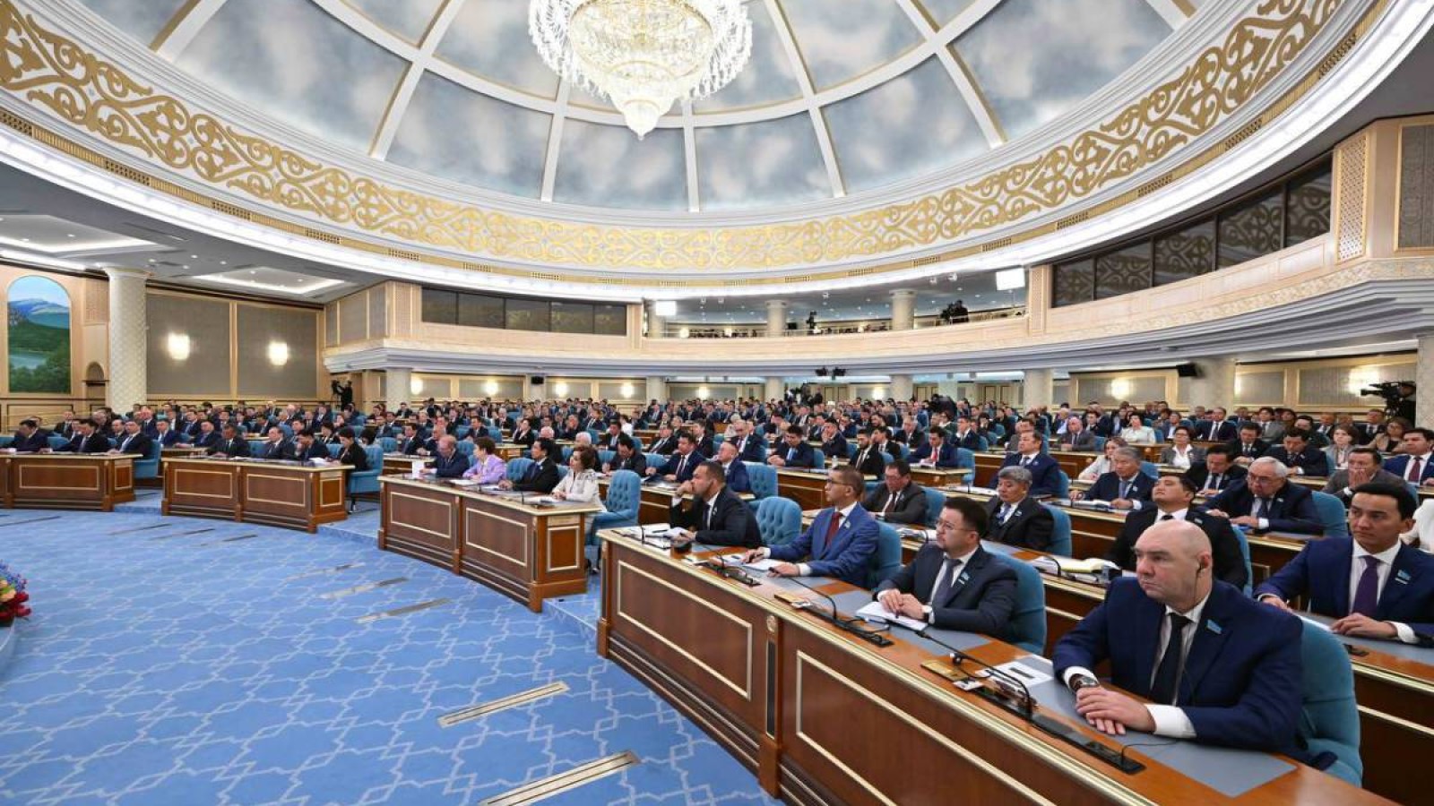 Харассмент жасаған депутат мандатынан айырылды.