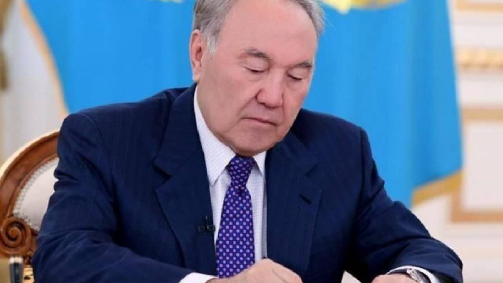 Назарбаев Қауіпсіздік Кеңесінен екі адамды жұмыстан босатты.