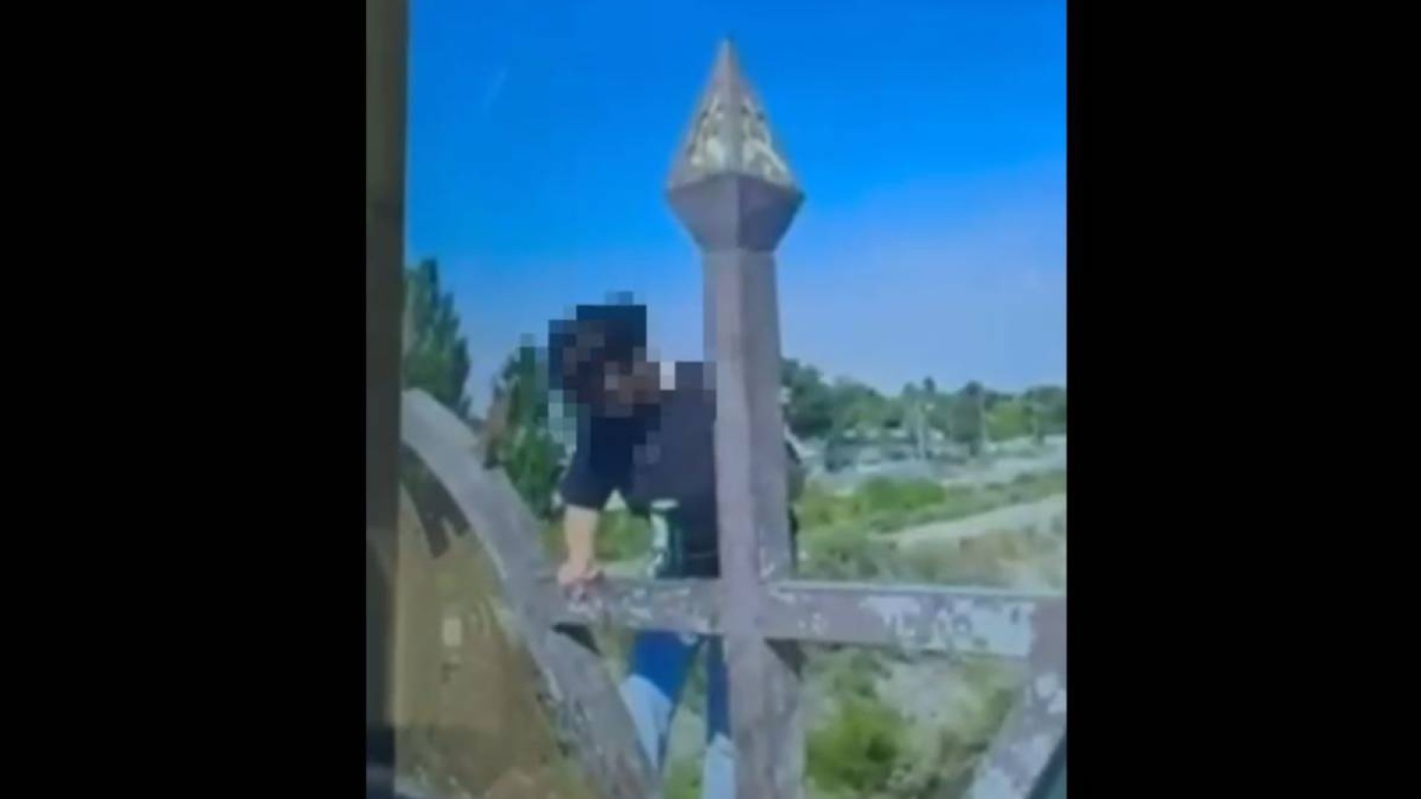 Таразда өмірден түңілген әйел көпірден секірді.