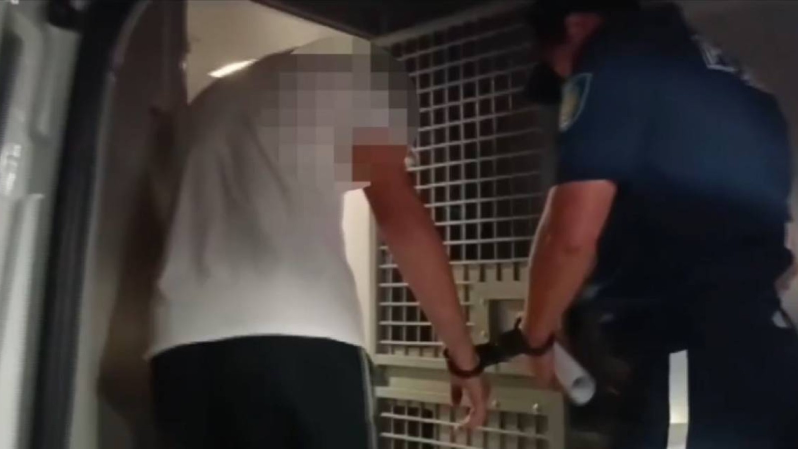 Сәтбаевта бозбалалар арасында төбелес болып, екеуі пышақ жарақатын алды.