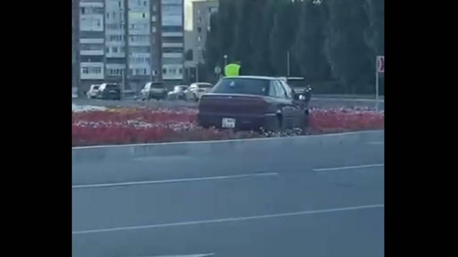 Өскеменде мас жүргізуші гүлзарға кіріп кетті.