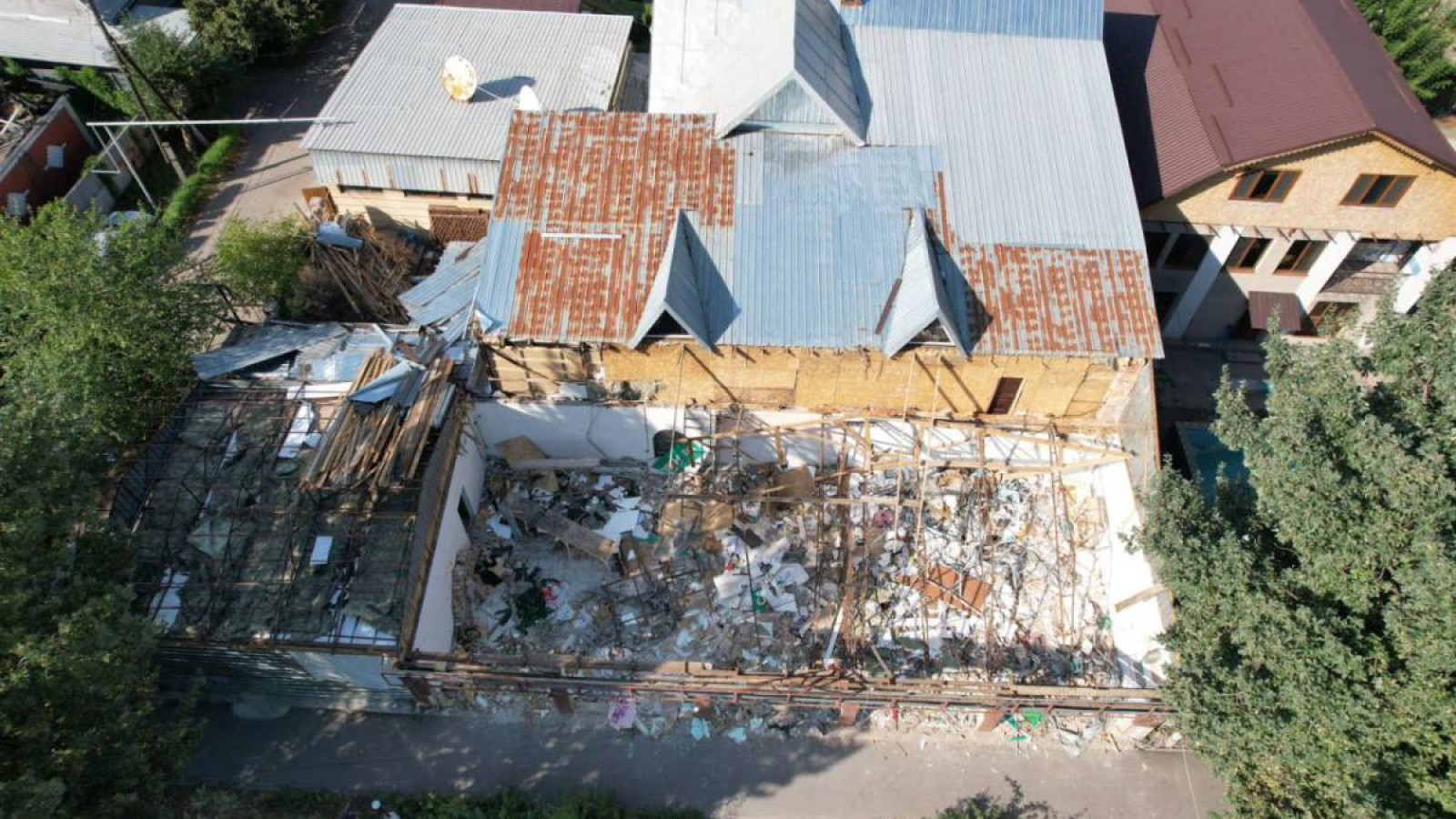 Алматыда заңсыз салынған тағы бір кафе мен сауда алаңы сүрілді.