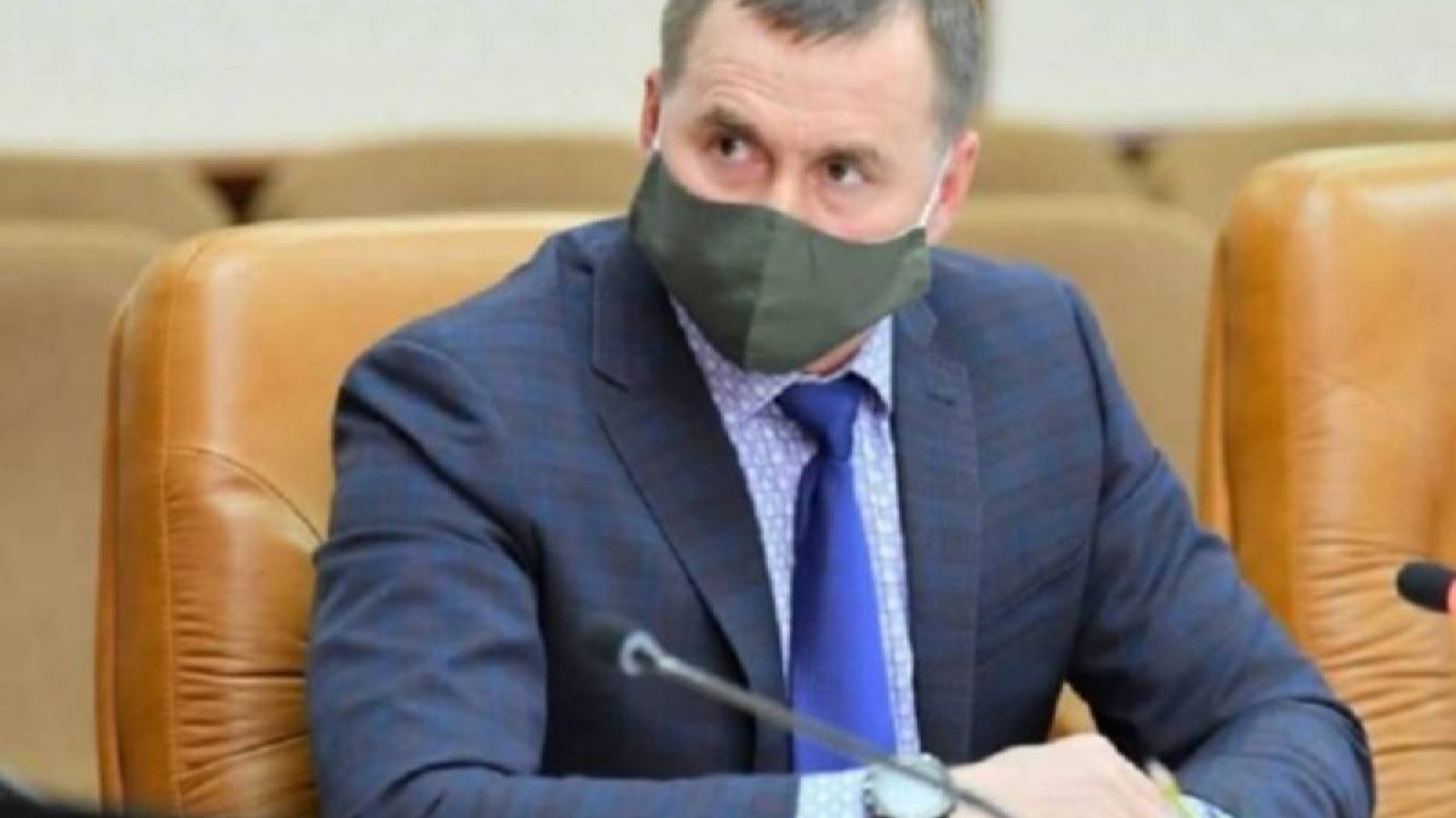 Қос азаматтығы бар деп айыпталған шымкенттік шенеунік полицейлерді сотқа берді.