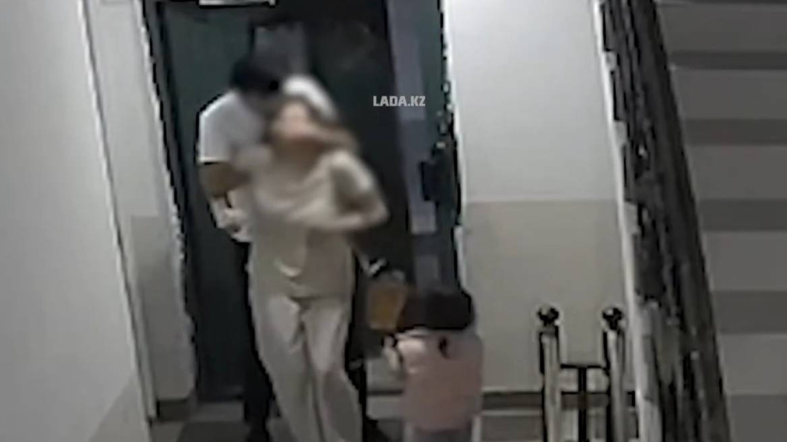 Ақтауда ер адам әйелін балаларының көзінше ұрып тастады.